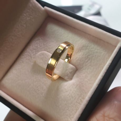 Coppia di fedi Oro giallo e diamanti. Una punta d'amore