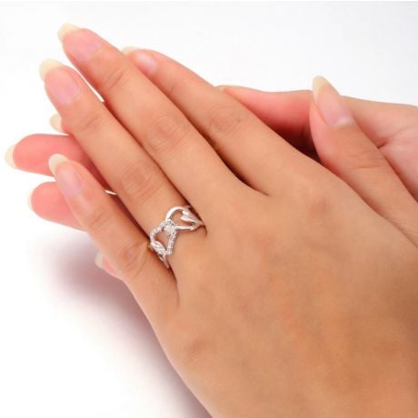 Anello oro bianco diamanti a forma di successione di cuori