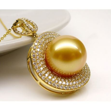 Ciondolo altissima gioielleria. Oro giallo, perla dorata e diamanti