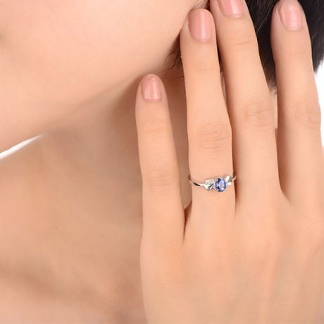 Anello di Fidanzamento Luxe - Oro Bianco, Diamanti & Zaffiro Blu Ovale