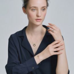 Anello, Ciondolo e Orecchini Seiza. Perle Akoya, Oro giallo, diamanti.