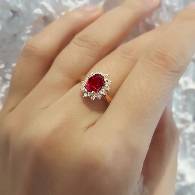 Anello Di Fidanzamento Flora - Oro Giallo, Diamanti & Rubino Ovale