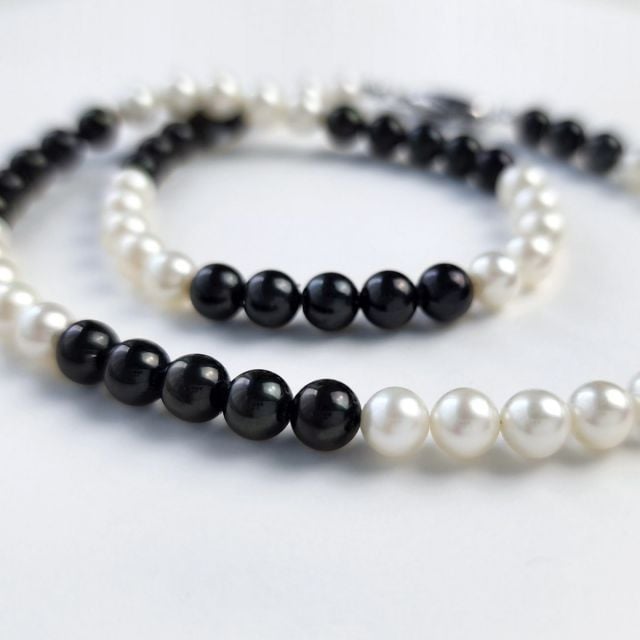 Collier Homme Perle Noir Blanc. Monochrome Pulse