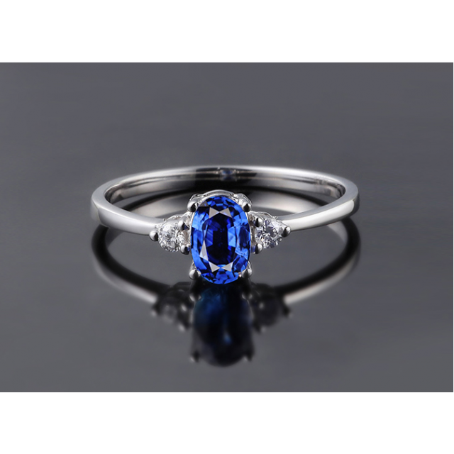 Anello di Fidanzamento Neoclassica - Oro Bianco, Diamanti & Zaffiro Blu Ovale