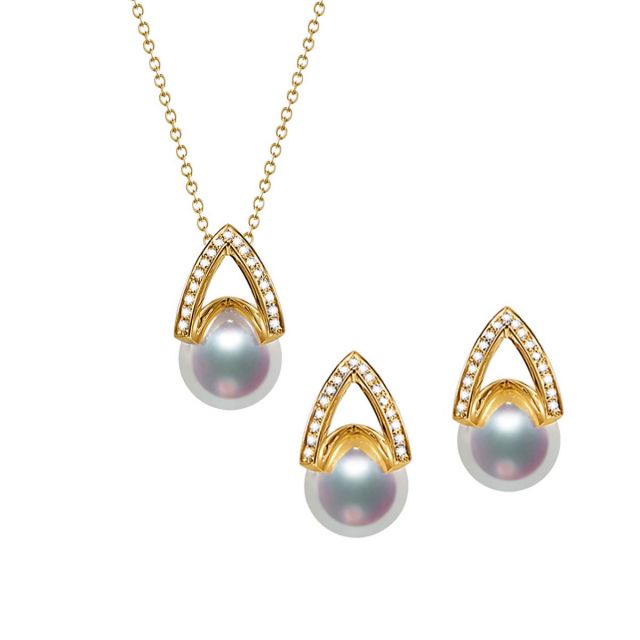 Pendentif et Boucles Masako du Japon. Perles Akoya, Or jaune, diamants. 