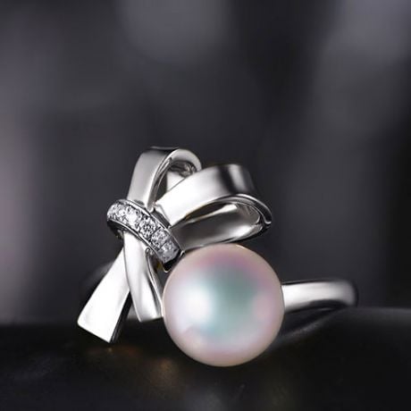 Anello Ti Nodo Koya in Oro bianco con la sua sublime Perla Akoya dal Giappone