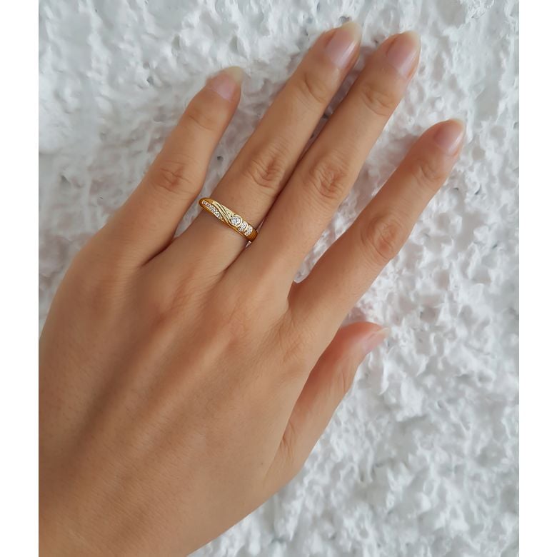 Fede Donna solitario diamanti. Anello moderno in oro giallo | Mai più - 2