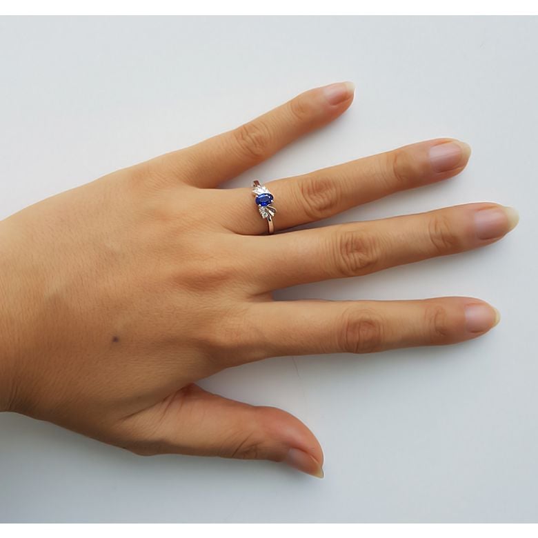 Anello di Fidanzamento Luxe - Oro Bianco, Diamanti & Zaffiro Blu Ovale - 7