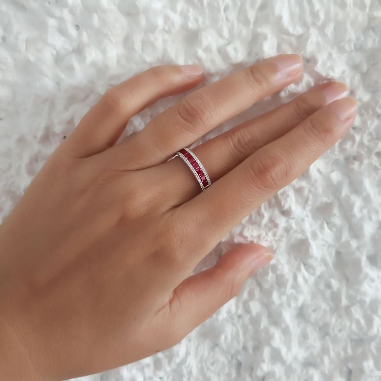 Anello Luce Rossa - Oro Bianco, Riviera di Rubini Princess a Binario e Diamanti - 5