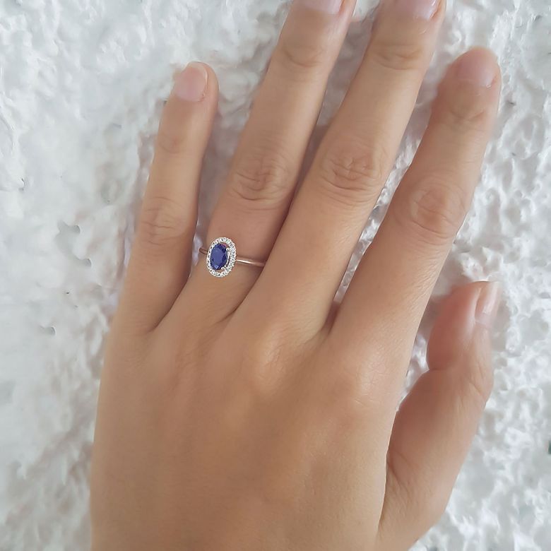 Anello di Fidanzamento Persée - Oro Bianco, Diamanti & Zaffiro Blu Ovale - 11