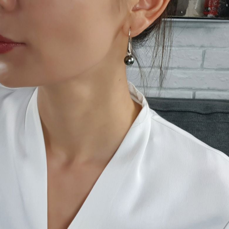Orecchini Gancio Janet - Perle di Tahiti Nere, Diamanti e Oro Bianco - 8