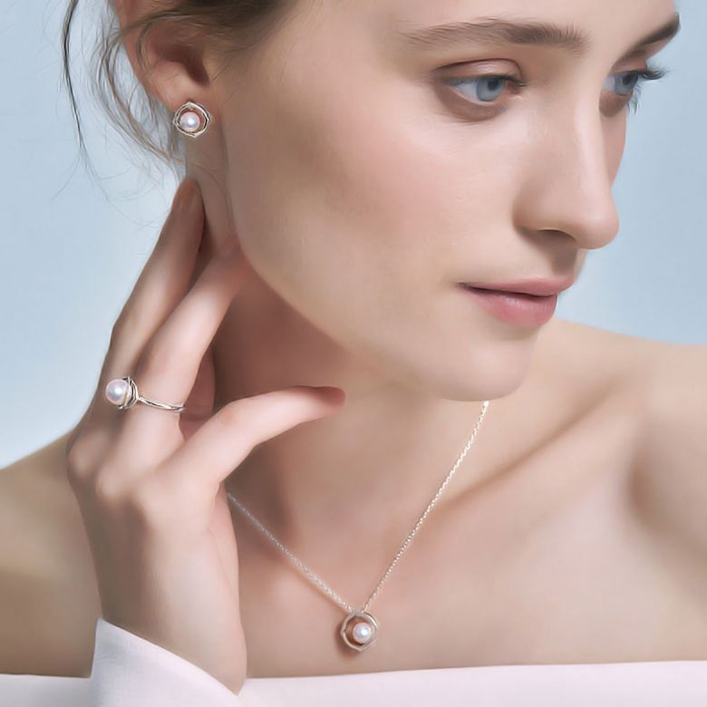 Ciondolo, Anello e Orecchini Coco Chanel. Perle Akoya, Oro bianco, Diamanti - 4