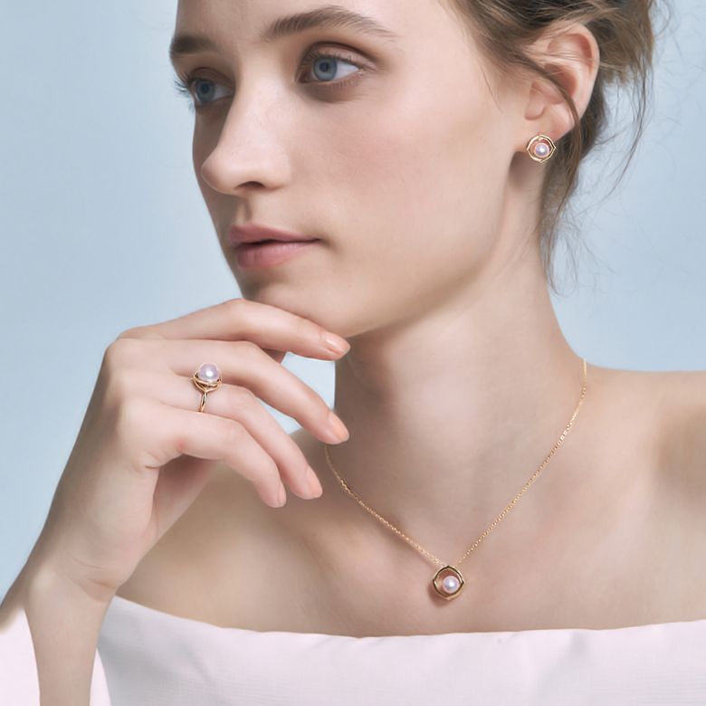 Ciondolo, Anello e Orecchini Coco Chanel. Perle Akoya, Oro giallo, Diamanti - 9