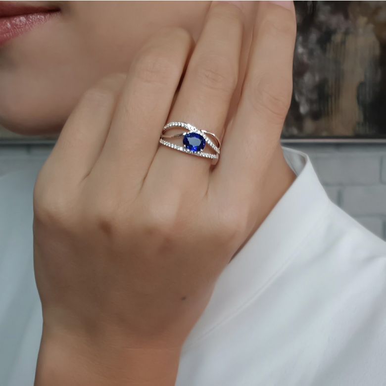 Solitario Composto Sharmini - Oro Bianco, Diamanti & Zaffiro Ovale - 1