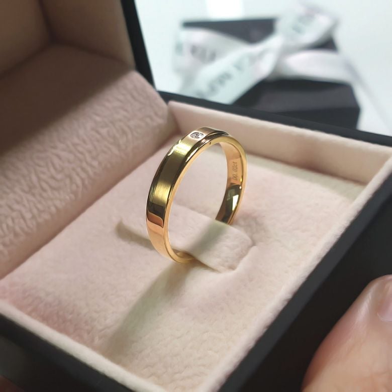 Coppia di fedi Oro giallo e diamanti. Una punta d'amore - 3