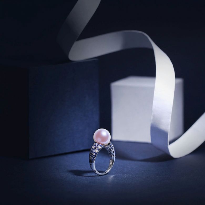 Anello L'Enchanteur - Oro Bianco, Zaffiri, Diamanti & Perla d'Acqua Dolce - 9