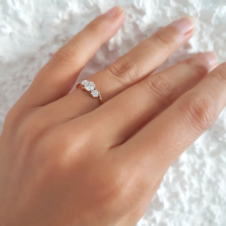 Anello Trilogy Oro Rosa 18kt - Anello di Fidanzamento 3 Diamanti | Gemperles - 5