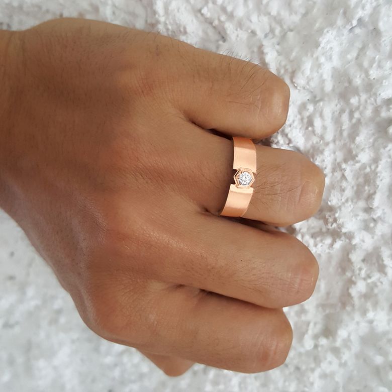 Anello per Uomo Oro rosa & Diamante solitario. Motivo esagonale | Capitaine - 4