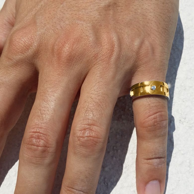 Anello Uomo - Oro giallo 8.10gr - Diamante 0.060ct - 4