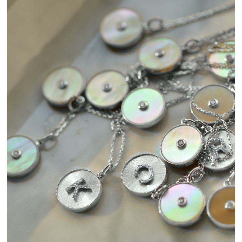 Ciondolo Lettera Alfabeto - Medaglia in Oro 18ct & Diamante VS/G | Gemperles oro bianco - 2