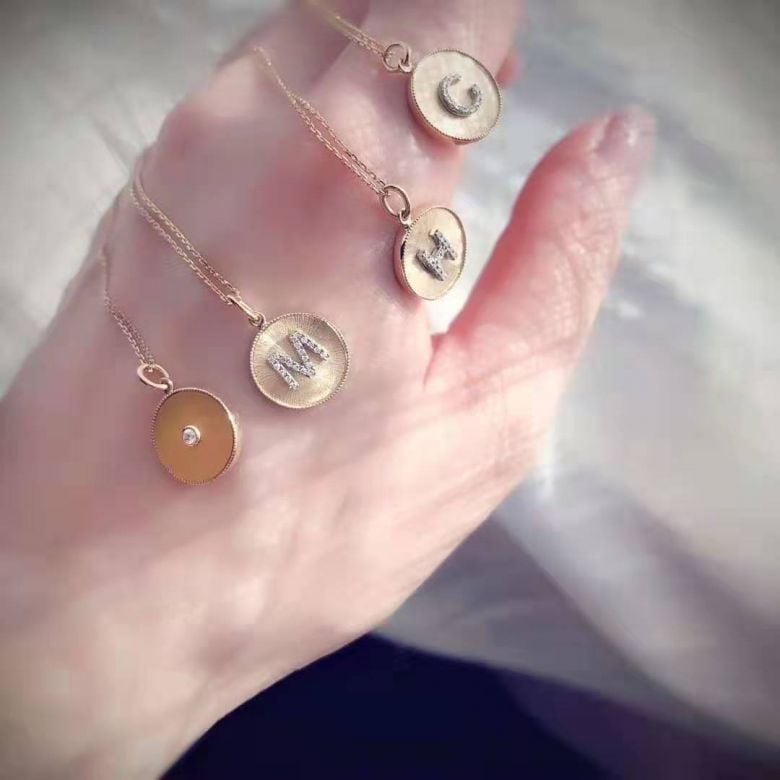 Ciondolo Lettera Alfabeto - Medaglia in Oro 18ct & Diamante VS/G | Gemperles - 14