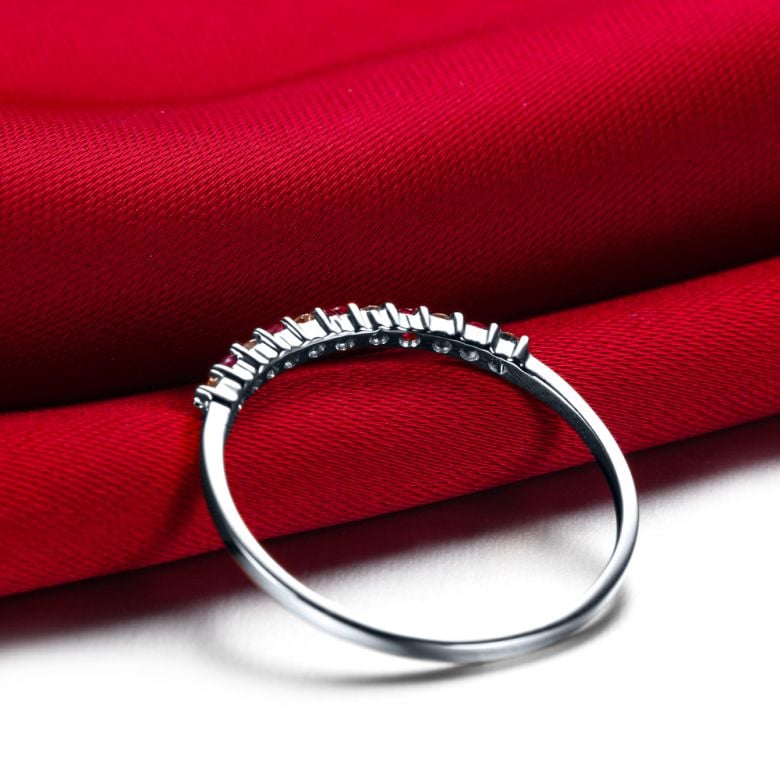 Anello Mythique - Oro Bianco, Riviera Mezzo Giro di Rubini e Diamanti - 4