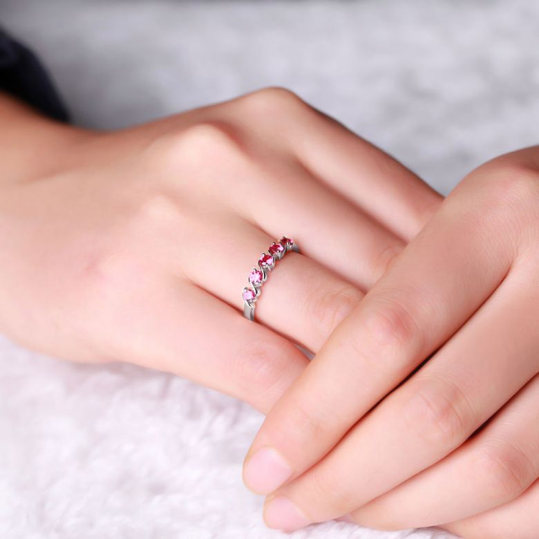 Anello Docile - Oro Bianco e Riviera Mezzo Giro di Rubini - 2