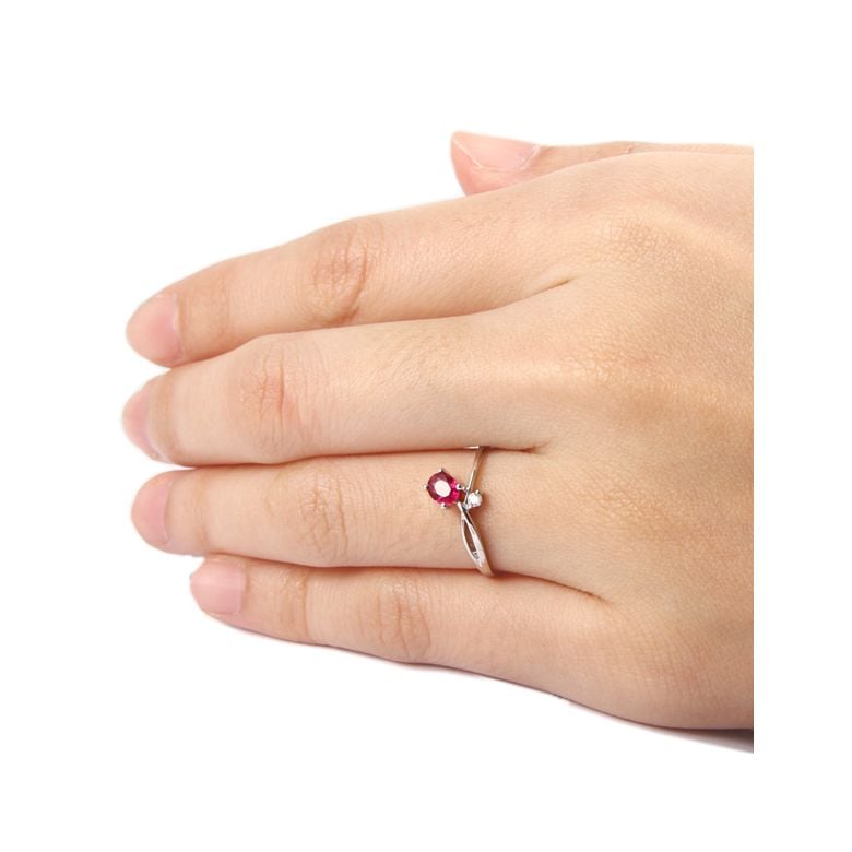 Anello Di Fidanzamento Rose Rouge - Oro Bianco, Diamante & Rubino Ovale - 2
