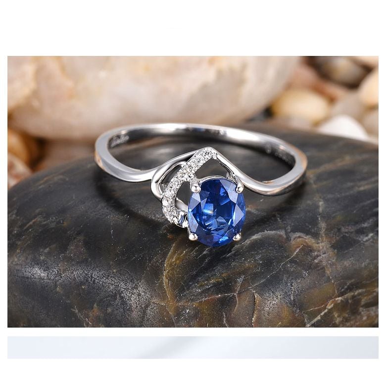 Anello di Fidanzamento Cenero - Oro Bianco, Diamanti & Zaffiro Blu Ovale - 4