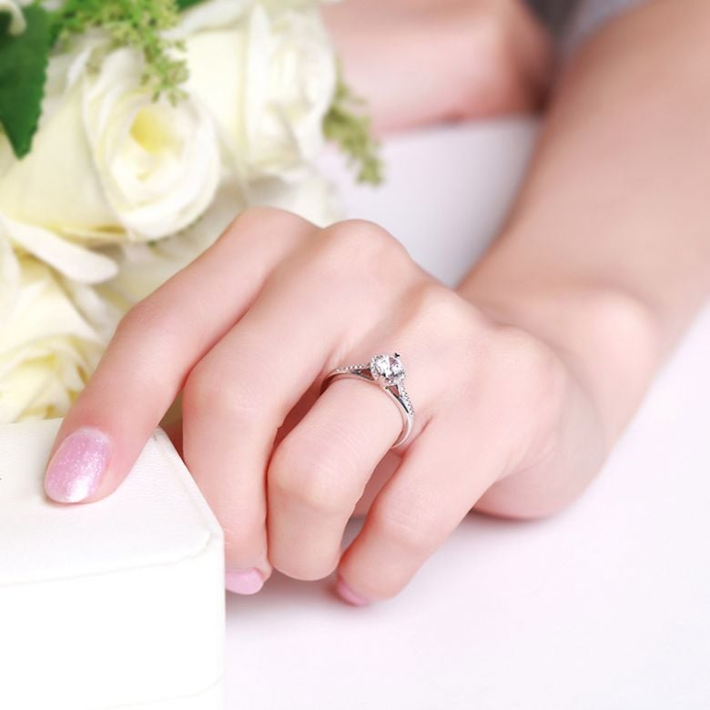 Anello di Fidanzamento Solitario Amelia - Oro Bianco 18kt & Diamanti | Gemperles - 4