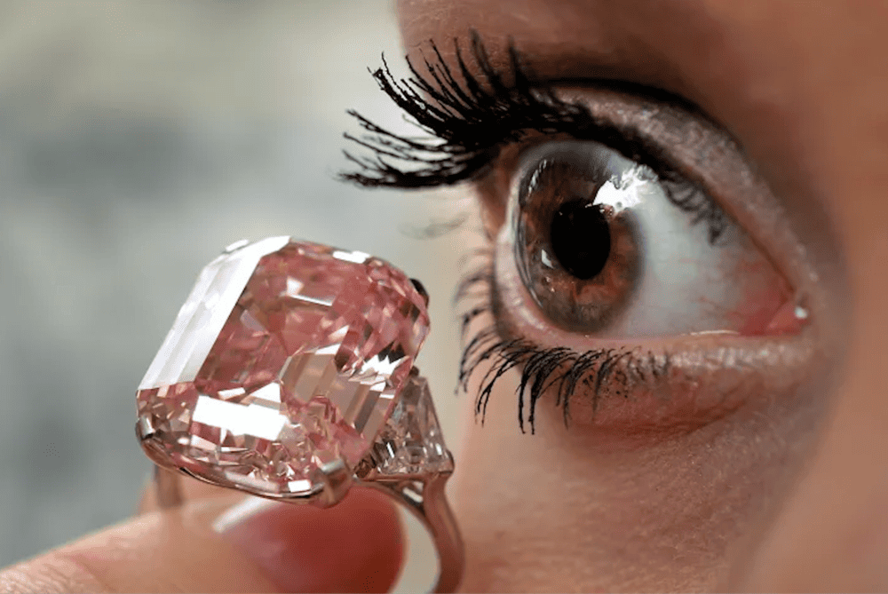 All'asta un diamante rosa da 28 milioni di euro