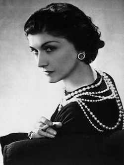 Coco Chanel con il sautoir di perle