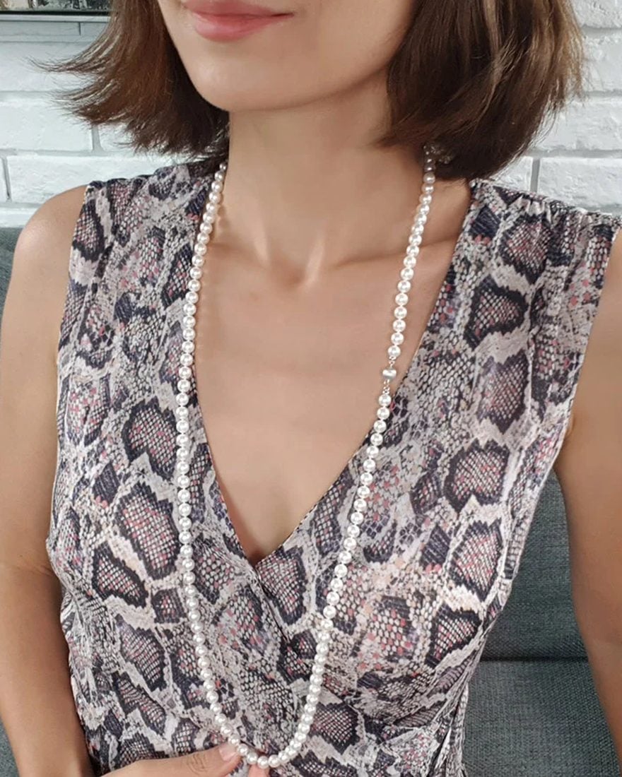 Collana di perle opera 90 cm indossata, sotto il petto